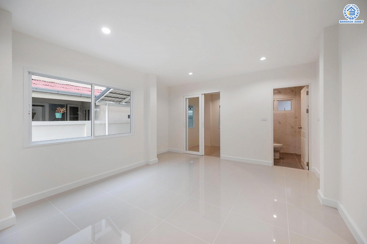 บ้านมือสองตกแต่งใหม่ โครงการ เพอร์เฟคเพลส รัตนาธิเบศร์-ไทรม้า รองรับความสุข บนเนื้อที่ 64.5 ตร.ว. พื้นที่ใช้สอย 190.43 ตร.ม. ฟังก์ชัน 3 ห้องนอน 3 ห้องน้ำ จอดรถได้ 2 คัน ทำเลเชื่อมต่อได้หลายเส้นทาง ติดถนนรัตนาธิเบศร์ และรถไฟฟ้าสายสีม่วง "สถานีบางรักน้อยท่าอิฐ"